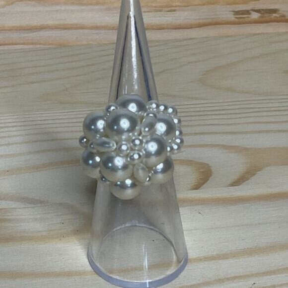 Vintage Faux Pearl Cluster Stretch Ring Elegant Costume Jewelry - Picture 1 of 3